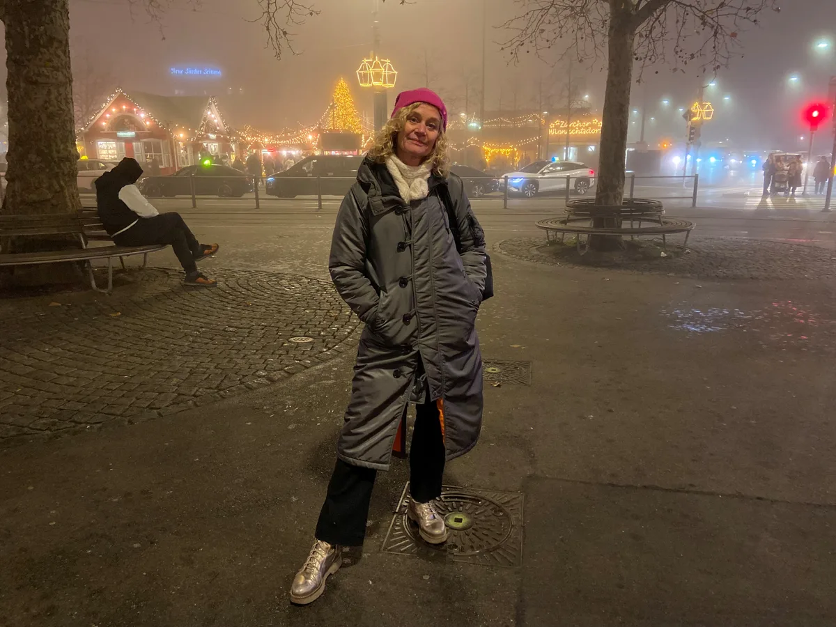 Nicht ihr liebster Ort an Silvester: Hanna Scheuring nervt sich über das Geböllere auf dem Sechseläutenplatz. Hanna Scheuring steht vor dem Sechseläutenplatz in Zürich.